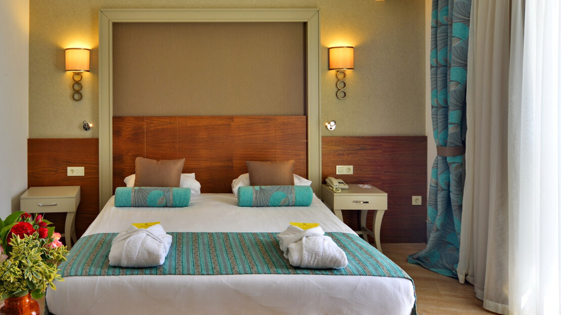 Side Crown Charm Palace